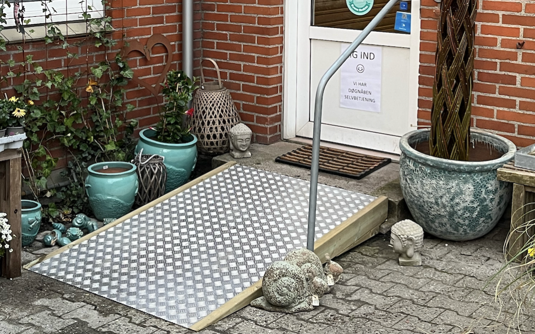 Nu med rampe og gelænder